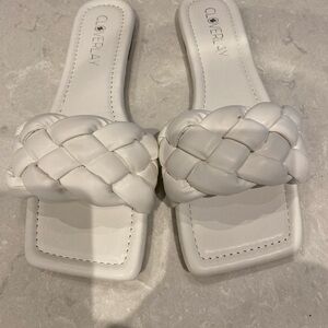 Cloverlay, size 9, white sandals